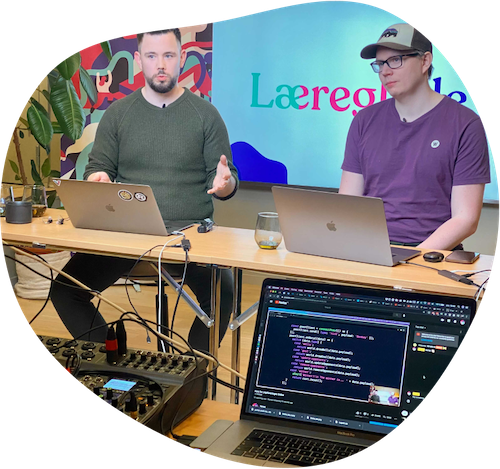 Christian og Mikael som livestreamer sittende bak hver sin laptop
